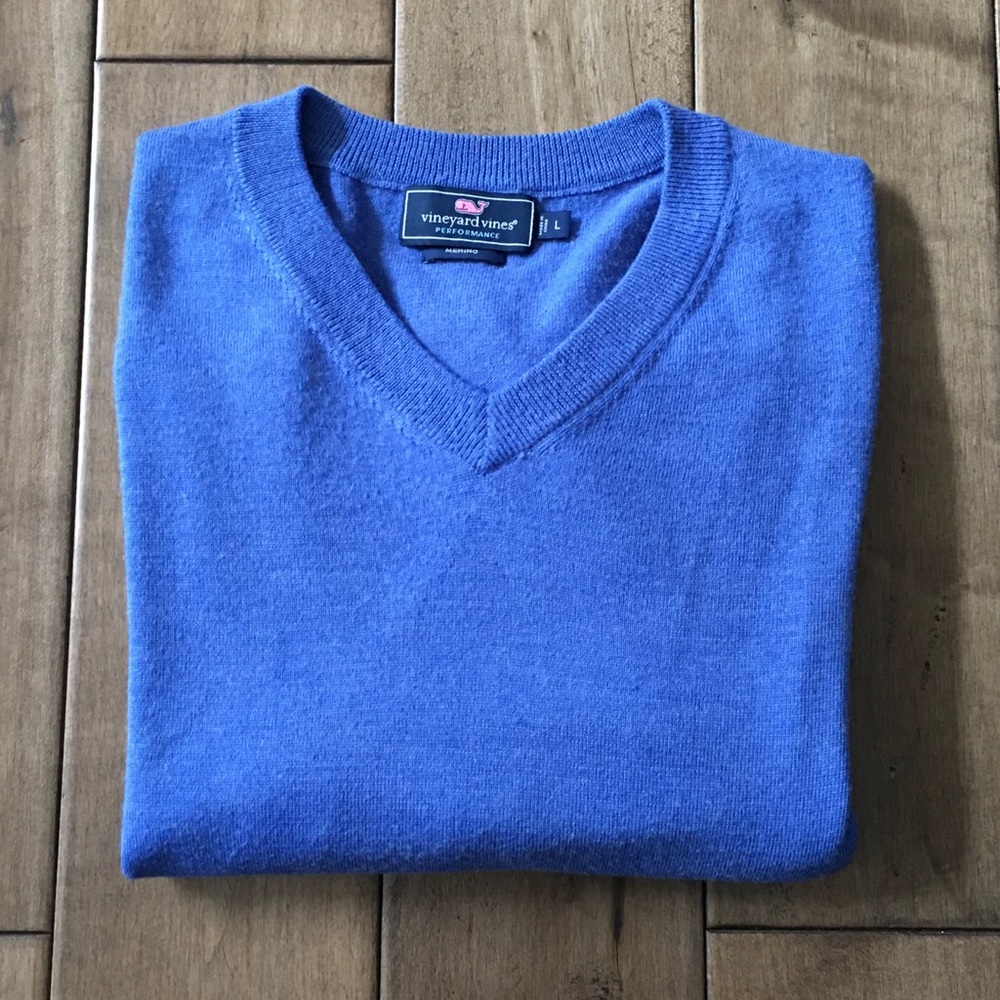 🐳Vineyard Vines vneck sweater size men’s Large